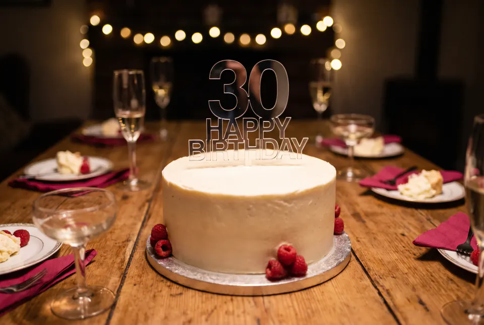 Tortenaufsatz „Geburtstag mit Zahl“ auf einer Torte
