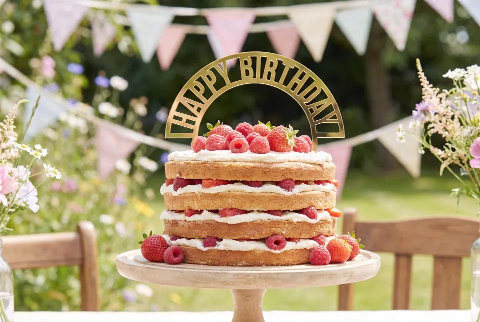 Tortenaufsatz „Happy-Birthday-Bogen“ auf einer Torte
